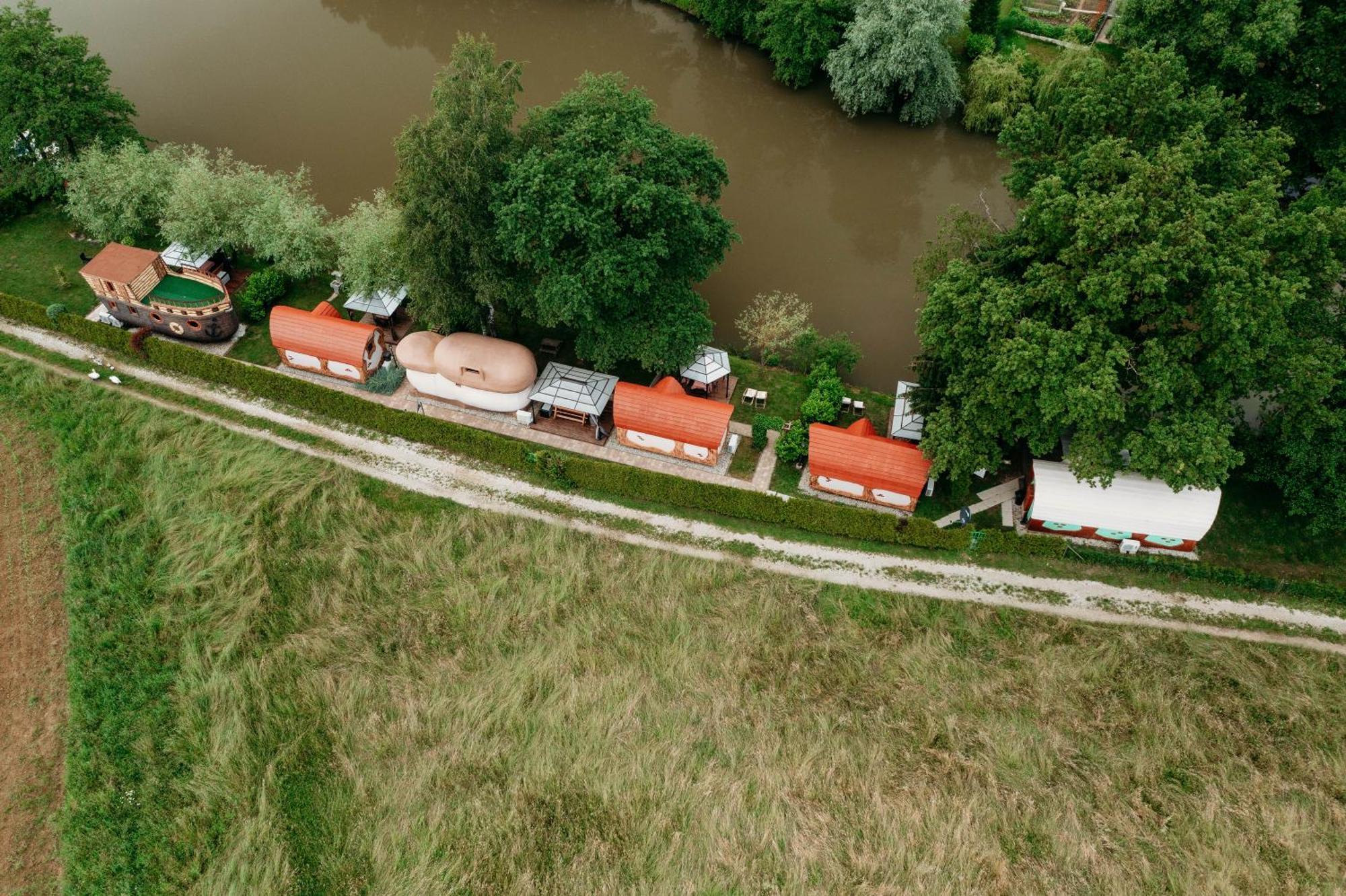 Отель Glamping Rajska Vas Шентьюр Экстерьер фото